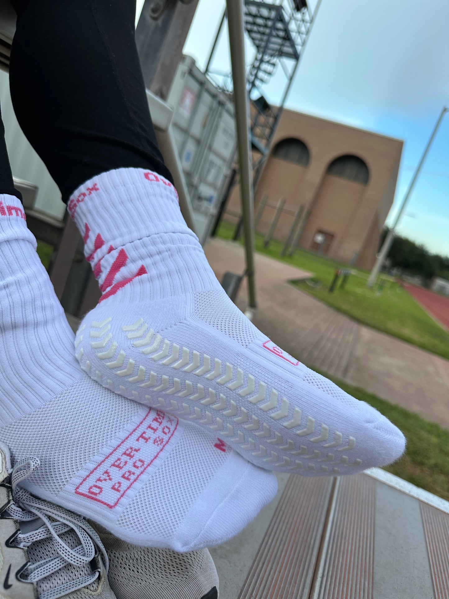 2.0 Crew Length Grip Socks White/Pink